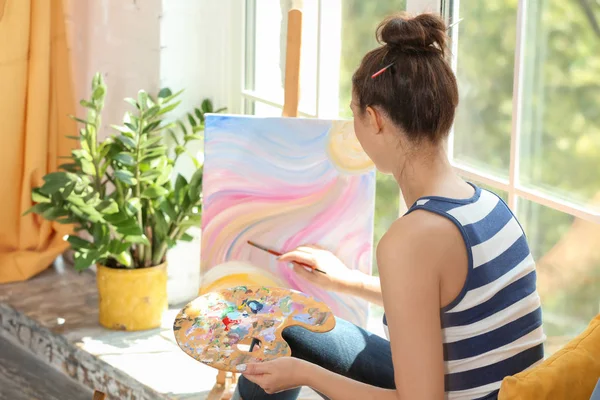 Pintura Artista Femenina Mientras Está Sentada Alféizar Ventana Taller — Foto de Stock