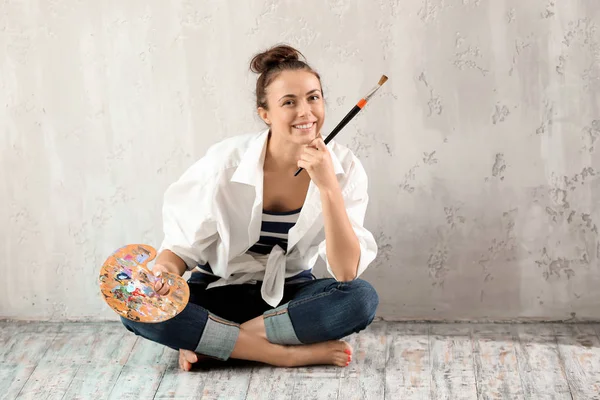 Artista Femenina Con Pincel Paleta Pintura Sentada Suelo Cerca Pared — Foto de Stock