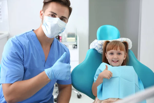 Menina Bonito Dentista Mostrando Gesto Polegar Para Cima Clínica — Fotografia de Stock