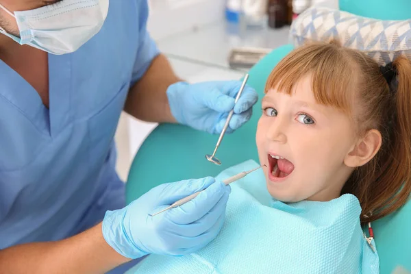 牙科医生在诊所检查小女孩的牙齿 — 图库照片