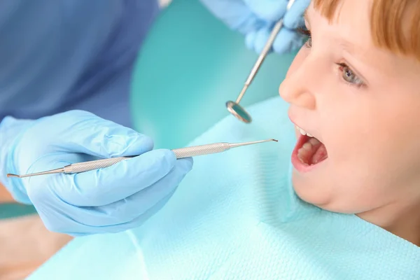 Dentista Examinando Dentes Menina Clínica Close — Fotografia de Stock