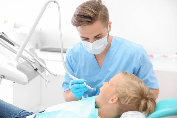 Dentista Examinando Dentes Menino Clínica — Fotografia de Stock