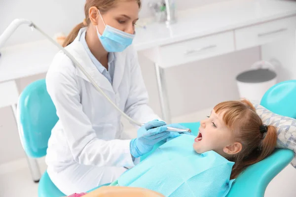 牙科医生填补小女孩的牙齿在诊所 — 图库照片