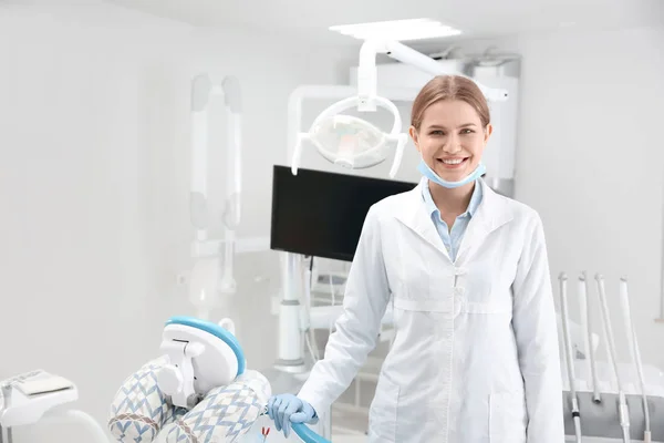 Young Female Dentist Clinic — Stock Photo, Image