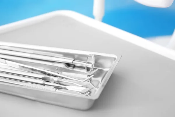 Tablett Mit Zahnwerkzeugen Auf Dem Tisch Nahaufnahme — Stockfoto
