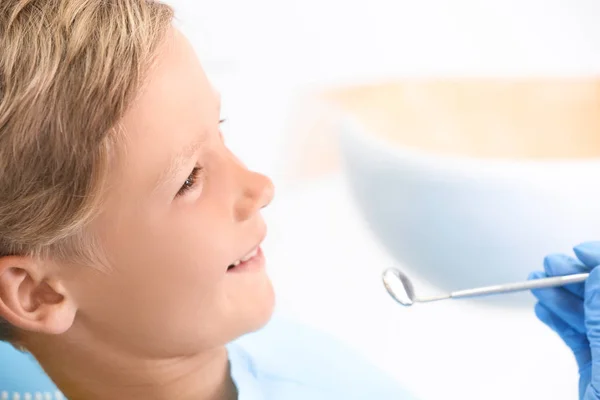 Zahnarzt Untersucht Zähne Des Kleinen Jungen Klinik — Stockfoto