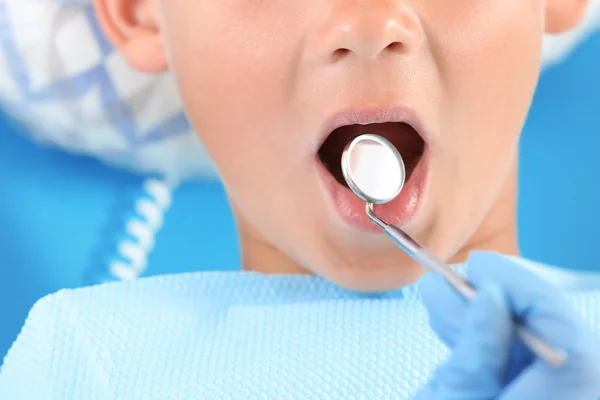 Dentist Examining Little Boy Teeth Clinic Closeup — Stock Photo, Image
