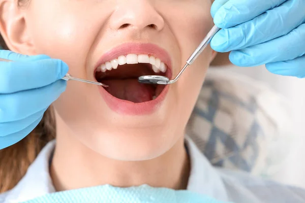 Dentist Examining Patient Teeth Clinic Closeup — Stock Photo, Image