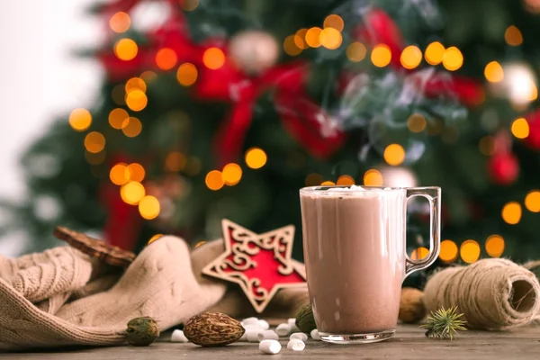 Стеклянная Чашка Вкусного Какао Столе Против Размытых Рождественских Огней — стоковое фото