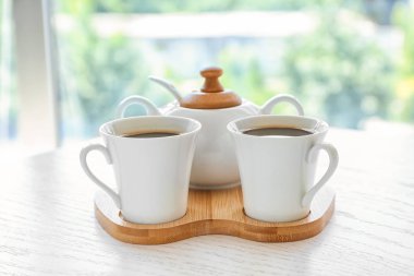 Şekerlik ve beyaz masada sıcak kahve