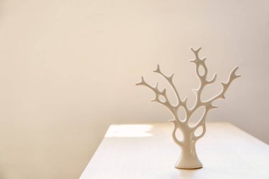 Dekoratif ağaç beyaz masa üstünde