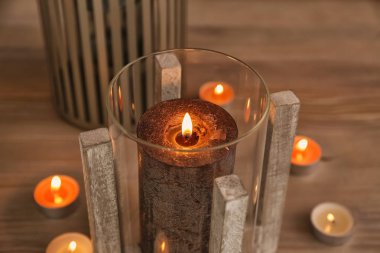 Masada yanan mumlar, yakın plan