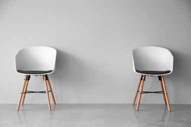 Işık duvarının yakınında rahat sandalyeler