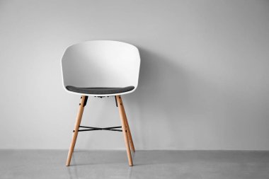 Işık duvarının yakınında rahat sandalye