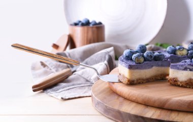 Tablo üzerinde yaban mersini ile lezzetli peynirli kek