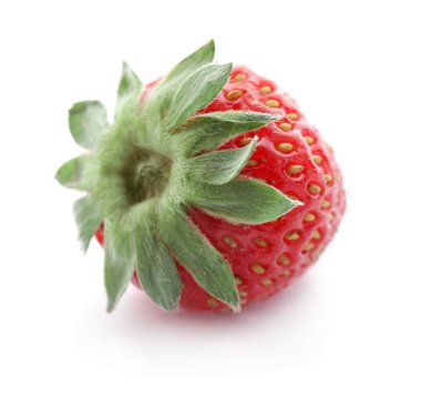 Beyaz arka planda taze olgun çilek.