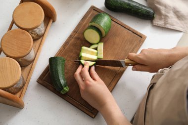 Kadın kesme kabak mutfak