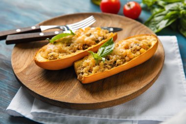 Quinoa ile kabak dolması ahşap masa, closeup gemilerde plaka