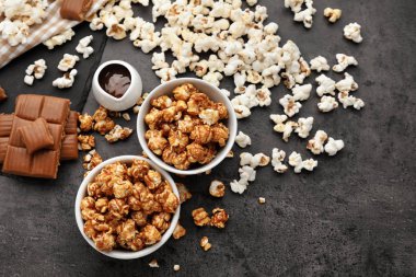 Kase lezzetli karamelli patlamış mısır gri tablo ile