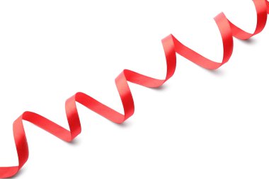 Kıvrılmış kırmızı kurdele beyaz arka plan üzerinde