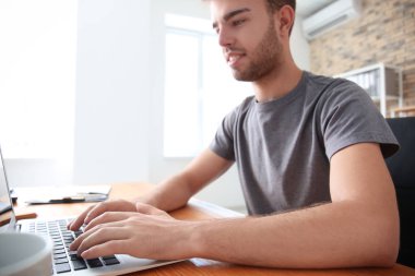 Laptop ofiste çalışan yakışıklı adam
