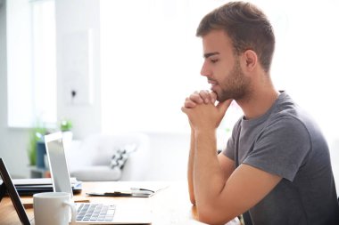 Laptop ofiste çalışan yakışıklı adam