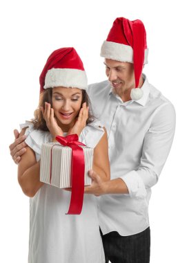 Genç adam beyaz zemin üzerine kız arkadaşı Noel hediyesi vermek