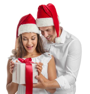 Genç adam beyaz zemin üzerine kız arkadaşı Noel hediyesi vermek