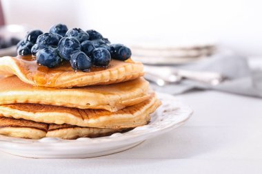 Beyaz masa, closeup üzerinde bir yaban mersini ve lezzetli gözleme ile plaka