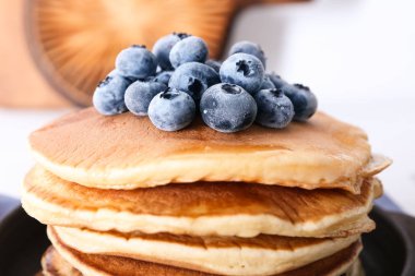 Plaka, closeup üzerinde yaban mersini ile lezzetli gözleme