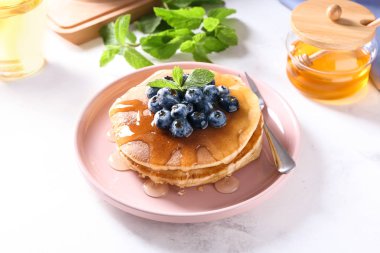 Beyaz masa üzerinde bir yaban mersini ve lezzetli gözleme ile plaka