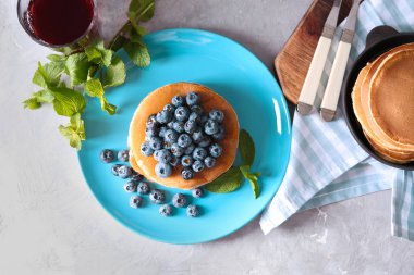 Işık tablosu üzerinde bir yaban mersini ve lezzetli gözleme ile kompozisyon
