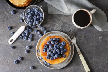 Lezzetli gözleme ve yaban mersini karanlık masada kompozisyonu