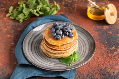 Masada bir yaban mersini ve lezzetli gözleme ile plaka