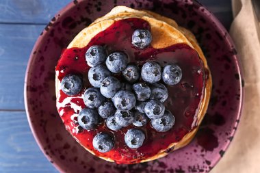 Kase lezzetli gözleme, reçel ve yaban mersini masada, üstten görünüm