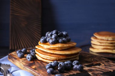 Tahta masada bir yaban mersini ve lezzetli krep ile