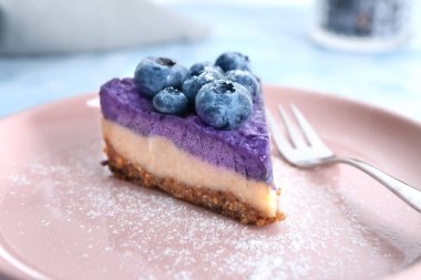 Lezzetli blueberry cheesecake plaka, closeup dilim