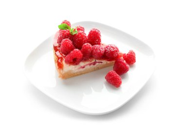 Beyaz zemin üzerine lezzetli frambuazlı cheesecake parçası ile plaka