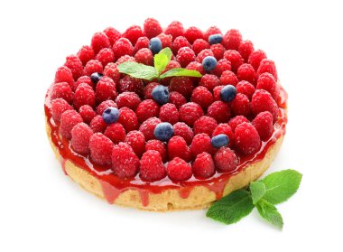 Beyaz zemin üzerine lezzetli frambuazlı cheesecake