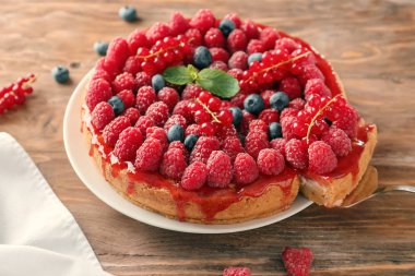 Ahşap arka plan üzerinde çilek ile lezzetli peynirli kek