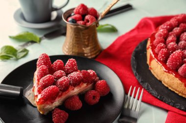 Lezzetli frambuazlı cheesecake plaka üzerinde parça ile kürek
