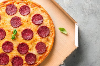 Tablo, closeup karton kutu içinde lezzetli biberli pizza