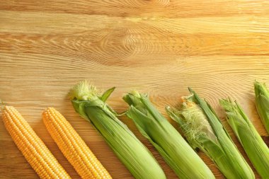 Tahta masada taze mısır koçanları.