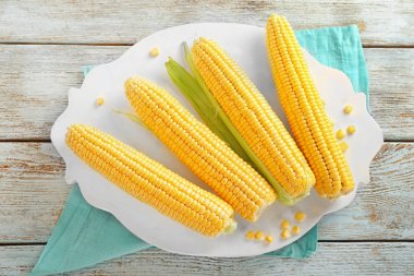 Ahşap masa üzerinde taze mısır koçanı ile kurulu