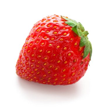 Beyaz arka planda olgun çilek