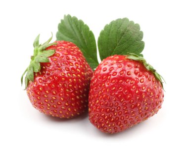 Beyaz arka planda olgun çilekler