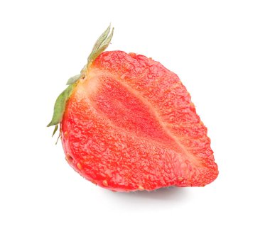 Beyaz arka planda olgun çilek