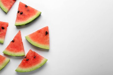 Beyaz arka plan üzerinde karpuz kesme Delicious