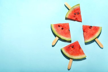 Renk arka plan üzerinde karpuz dilimli Delicious