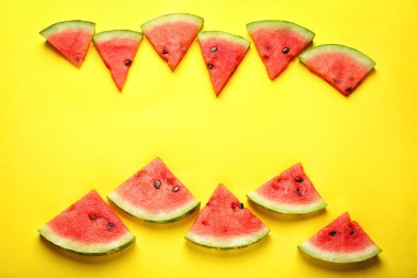 Renk arka plan üzerinde karpuz dilimli Delicious